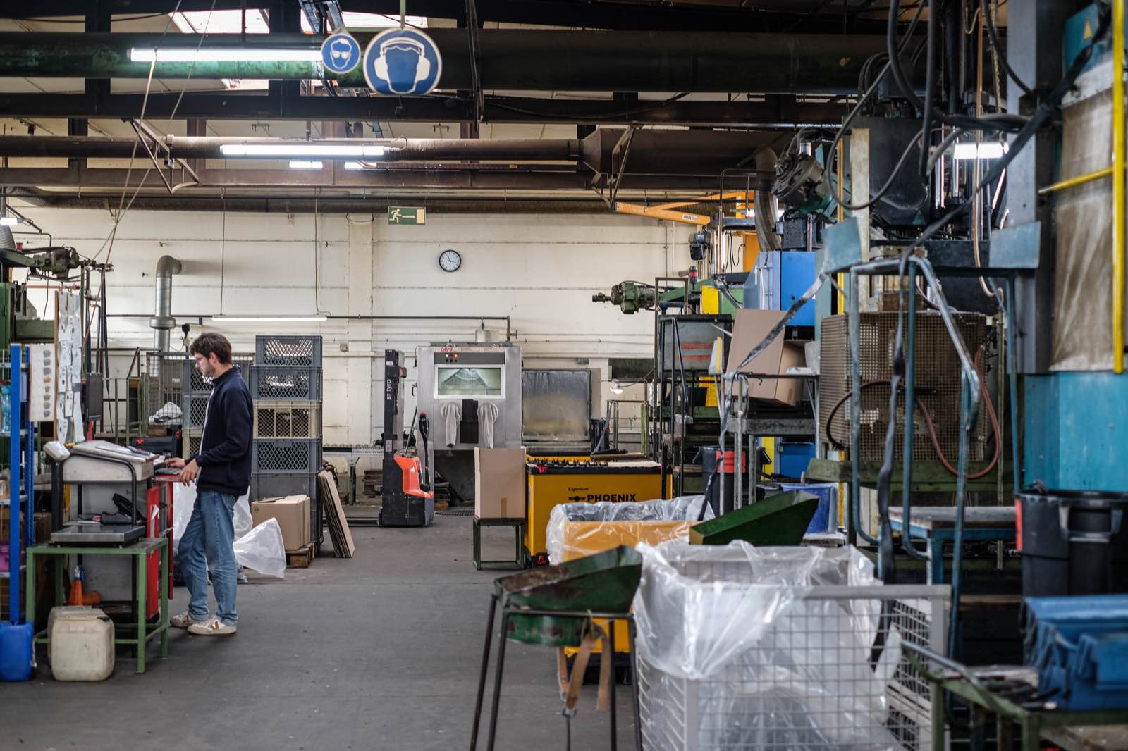 Mitarbeiter in der Produktionshalle der Gebr. Horst Gummiwarenfabrik, ein technisches Familienunternehmen